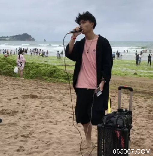 QQ截图20180815161331.png 斗鱼人才辈出,音乐鬼才卖血哥原创节目“音乐求生72小时”受热捧