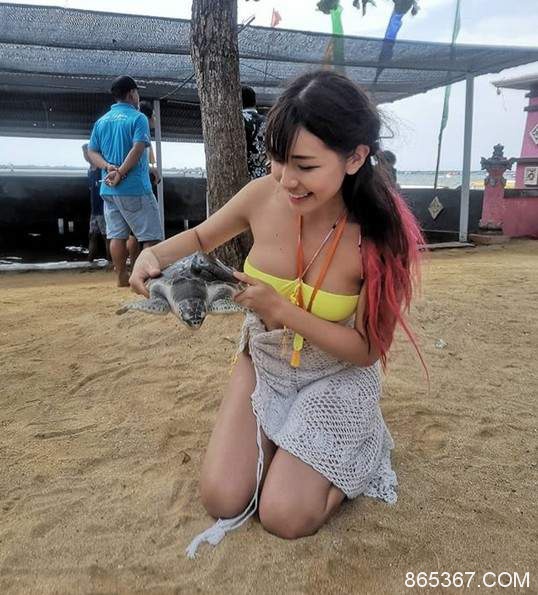 网红正妹Pui Yi 糖糖 晒性感旅游照片巨乳诱人