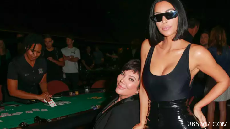 金·卡戴珊真的有在扑克锦标赛中戴过镜像太阳镜吗？