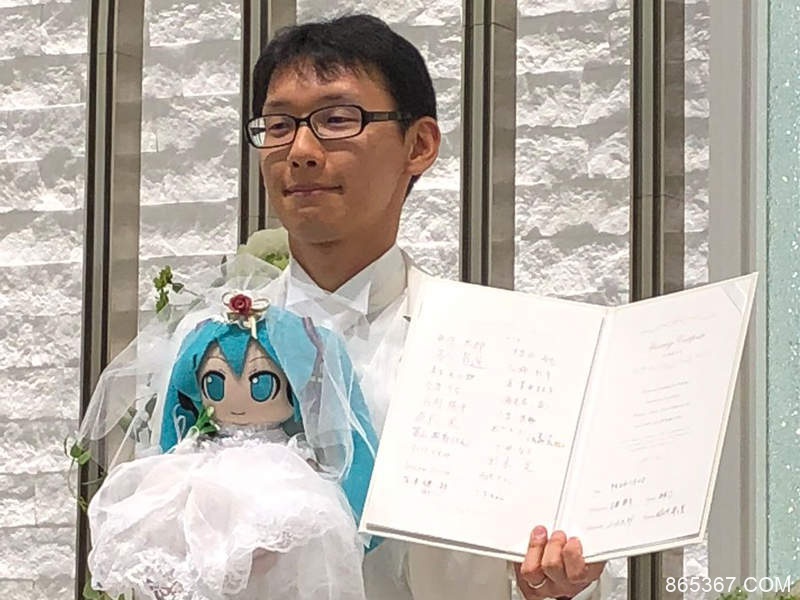 日本公务员与二次元角色初音未来举行婚礼 近藤显彦与初音结婚