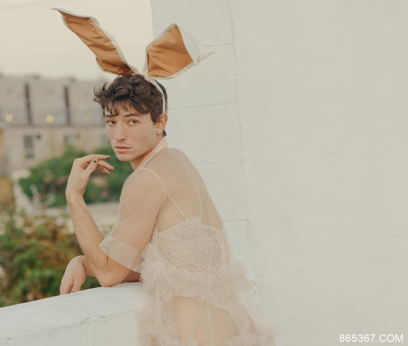 《花花公子》兔男郎埃兹拉·米勒 沙龙照性感魅惑令人雌雄难辨