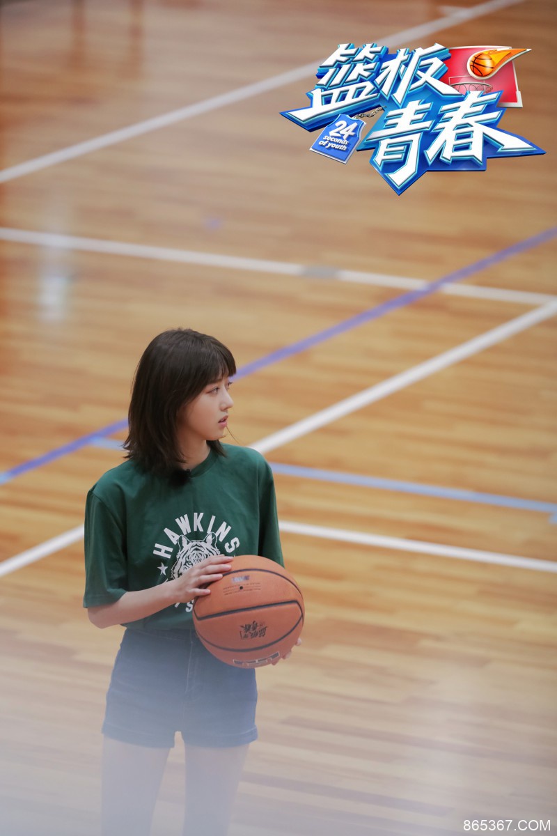 李凯馨《篮板青春》篮球首秀  咆哮式投篮引发全场欢呼