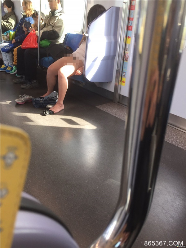 女痴汉摸男乘客下体日本电车又现长发女「下半身全裸」瘫睡，网友发现有亮点！