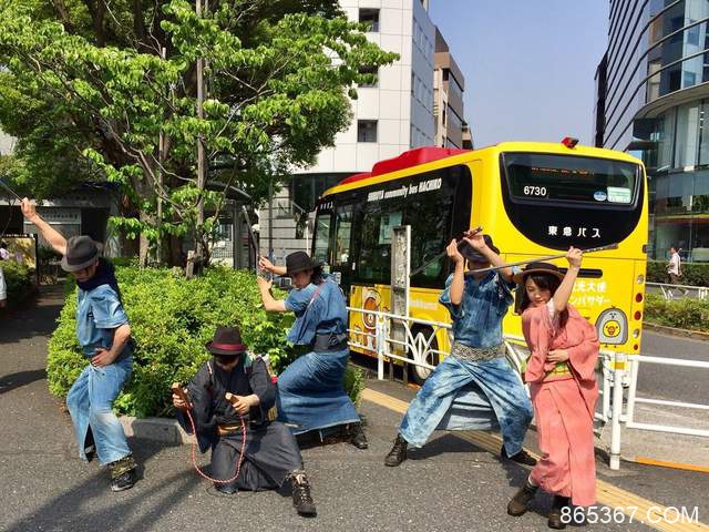 日本武士捡垃圾 街道英雄呼吁保护环境