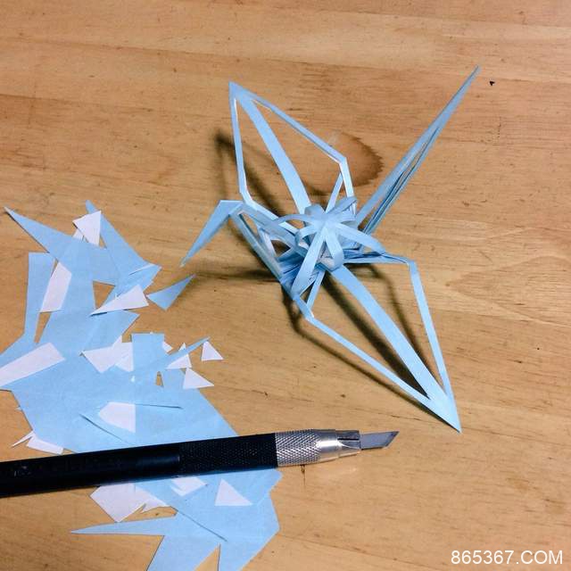 折纸鹤留下折痕是什么样的 神人佳作镂空纸鹤令人惊叹
