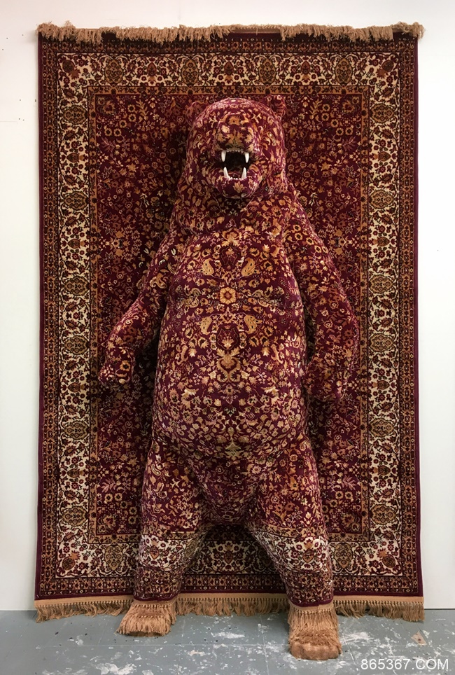 雕刻家手下的地毯雕塑 视错觉艺术感觉动物从地毯浮现