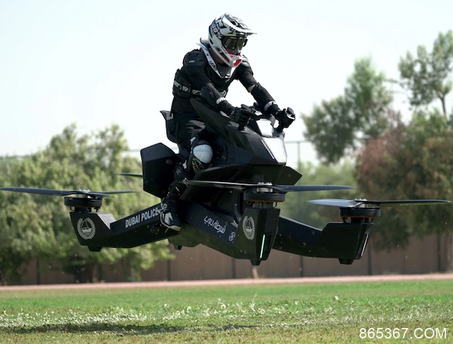 杜拜飞天摩托车Hoverbike 飞行警车时速可达96公里威风凛凛