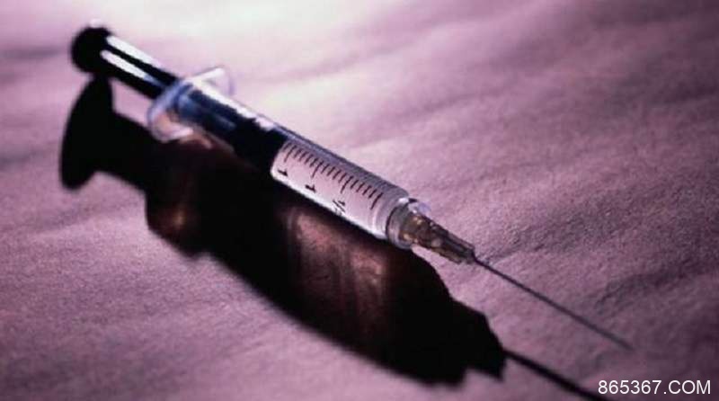 爱尔兰男人注射精液为自己治病 打手枪用精液治疗背部酸痛