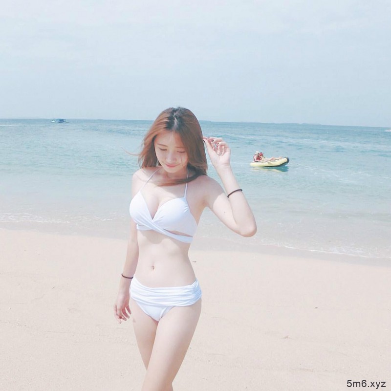 台湾美女卢盈汝 泳池比基尼秀性感曲线诱人