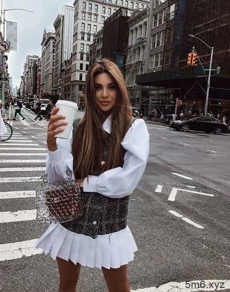 时尚辣模Negin Mirsalehi 性感八字奶吸粉四百多万