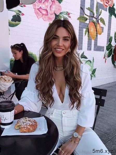 时尚辣模Negin Mirsalehi 性感八字奶吸粉四百多万