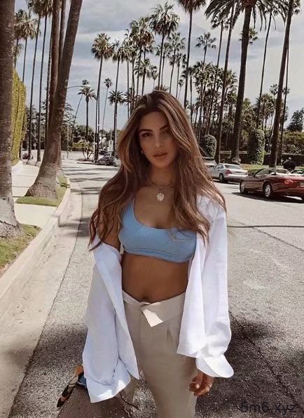 时尚辣模Negin Mirsalehi 性感八字奶吸粉四百多万